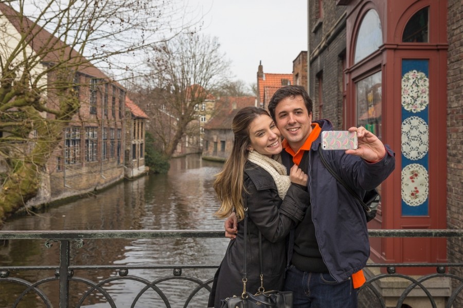 Un moment romantique lors d'un week-end à Bruges